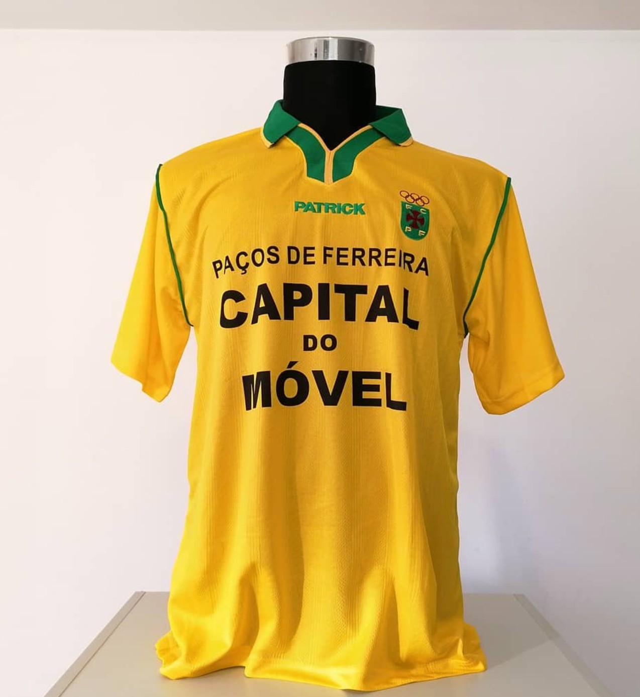 Paços de Ferreira 2000-01 Home Kit