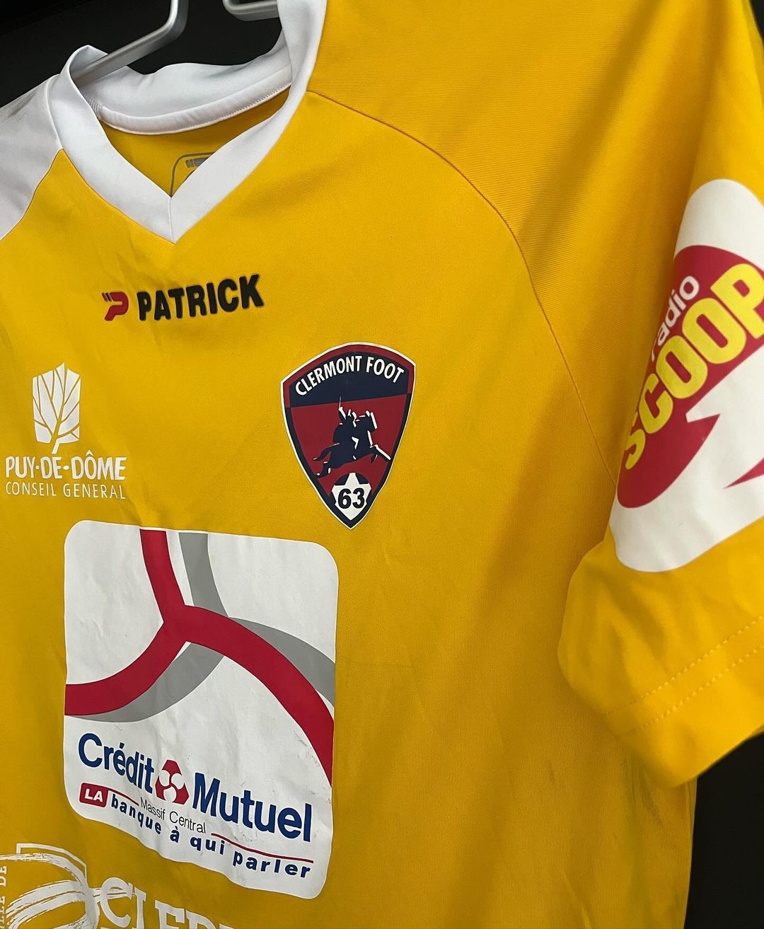 Clermont 2015-16 GK 1 Kit