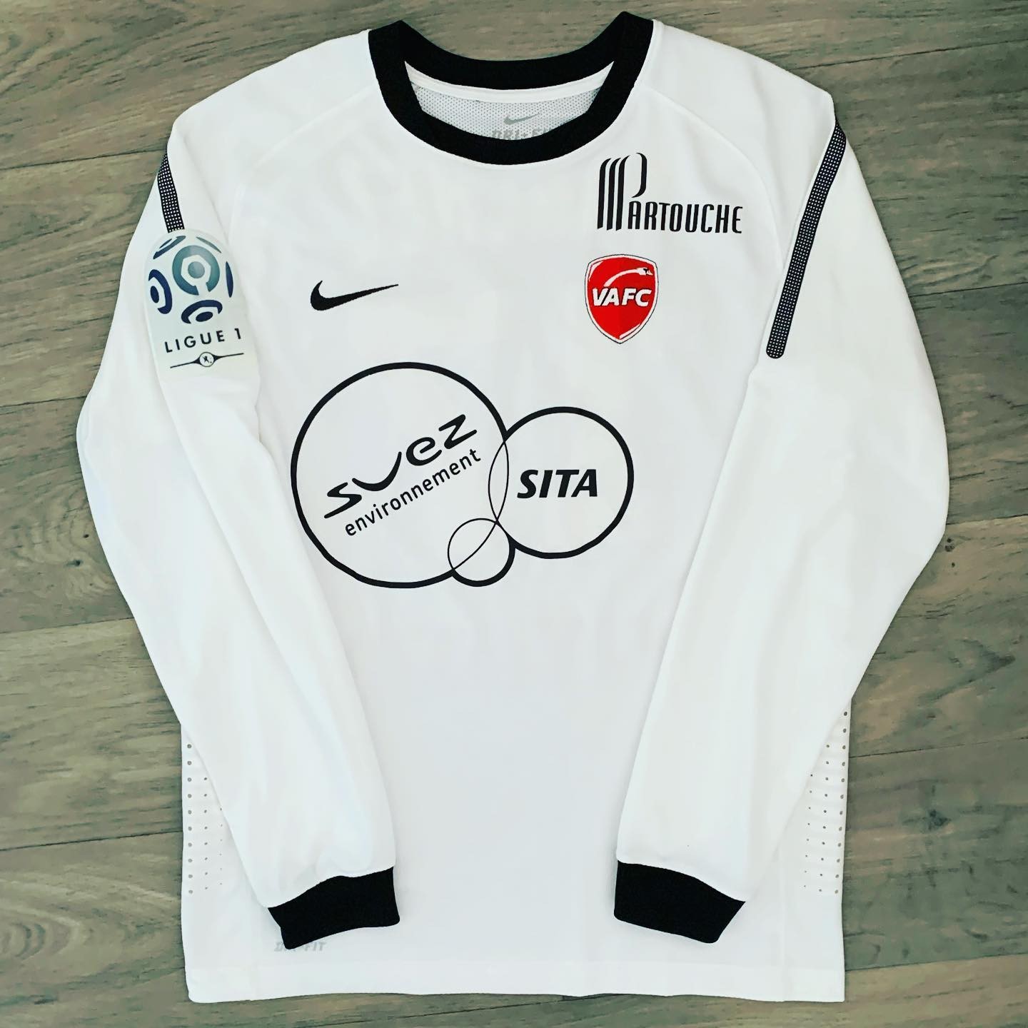 Valenciennes 2010-11 Away Kit