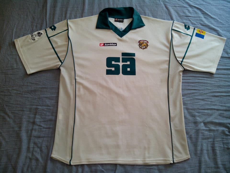 Maritimo 2001-02 European Away Kit