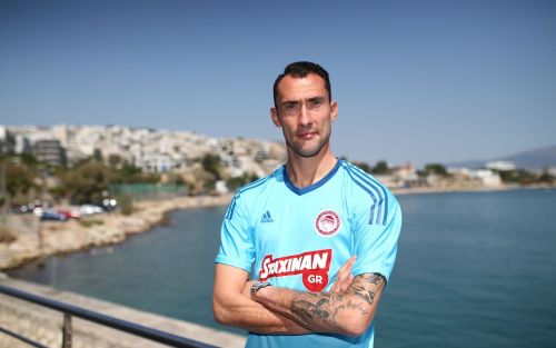 Olympiacos Piraeus 2017-18 GK 1 Kit