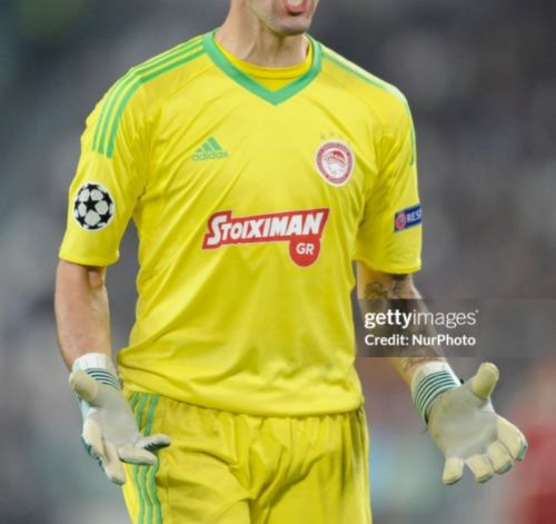 Olympiacos Piraeus 2017-18 GK 2 Kit