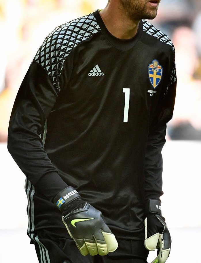 Sweden 2016 GK 3 Kit