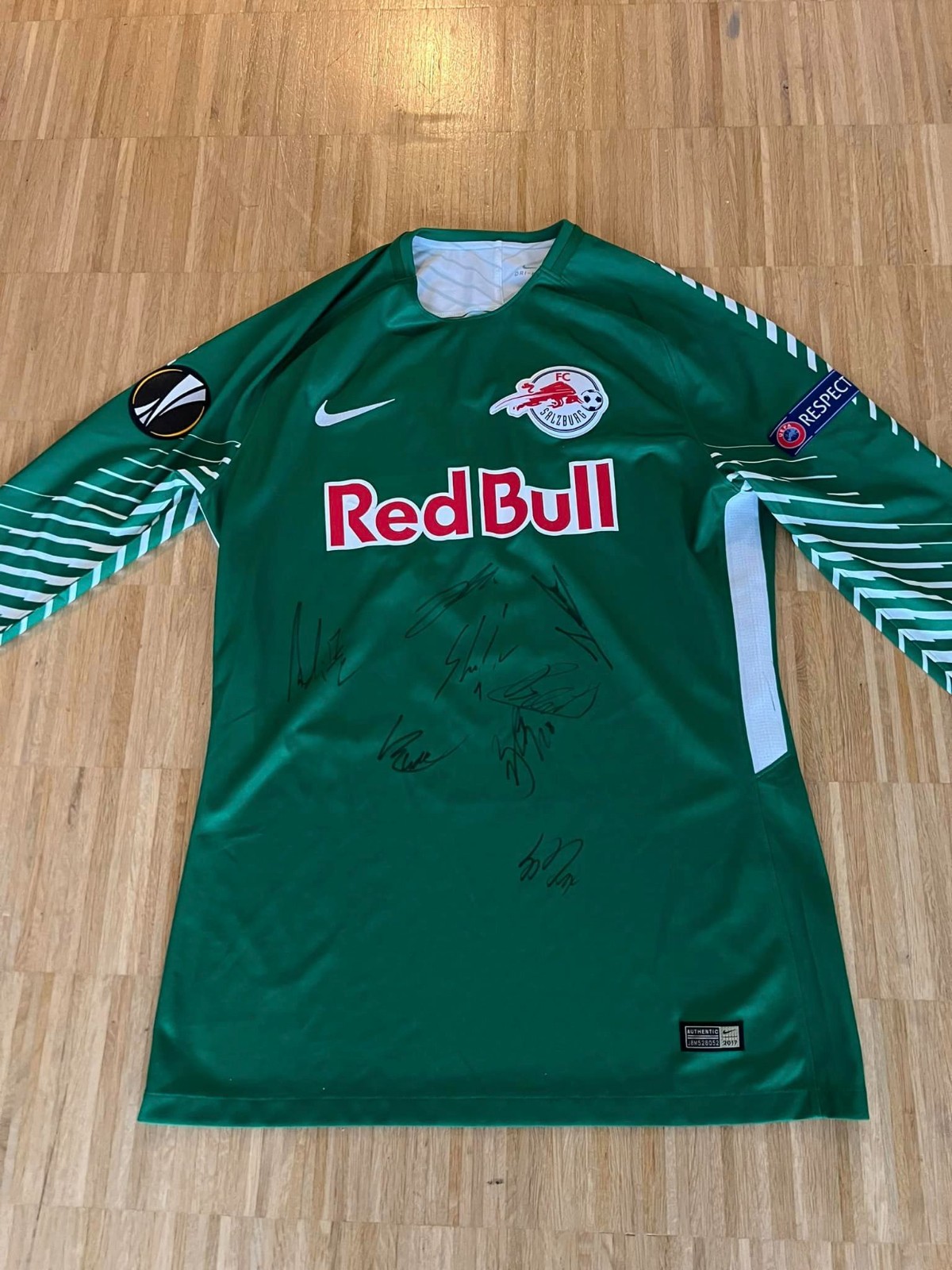 Red Bull Salzburg 2017-18 GK 1 Kit