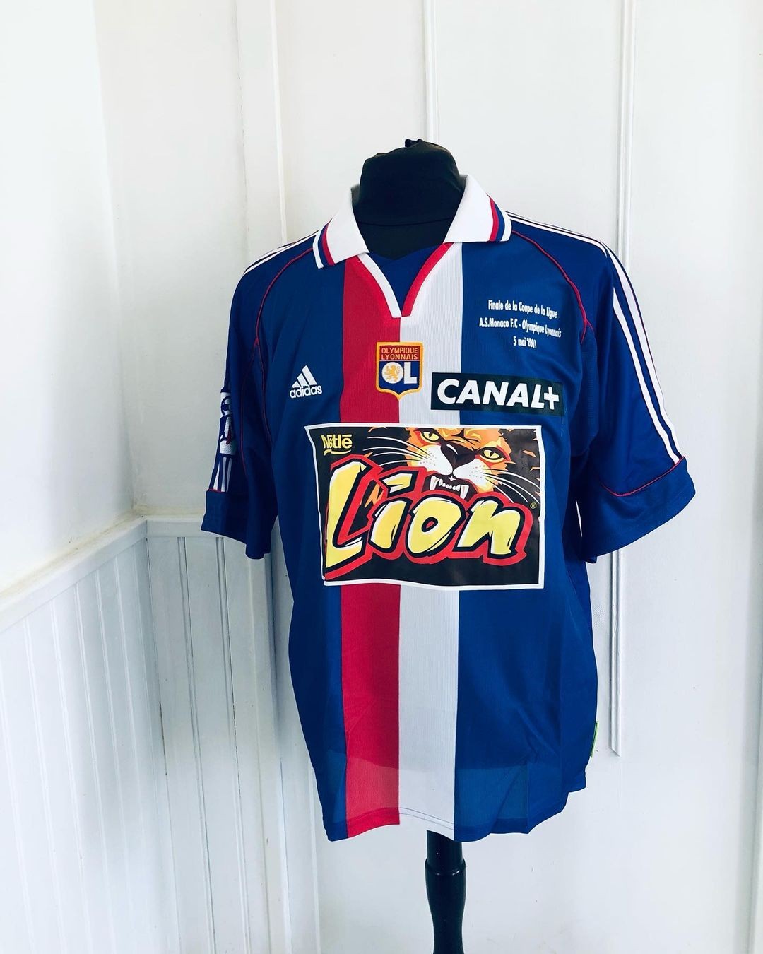 Olympique Lyonnais 2000-01 Coupe de la Ligue Final Kit