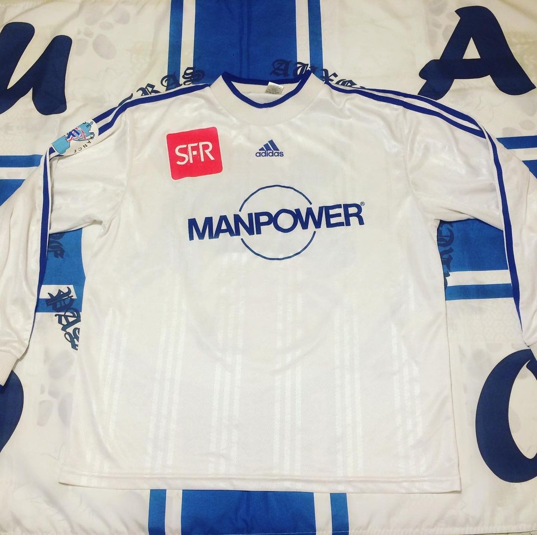 AJ Auxerre 2001-02 Cup Home Kit