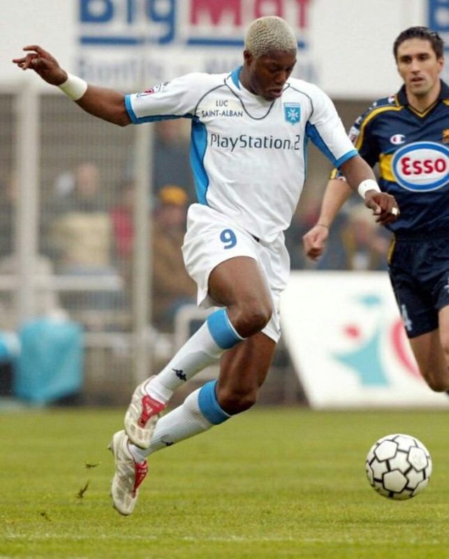 AJ Auxerre 2001-02 Home V2 Kit
