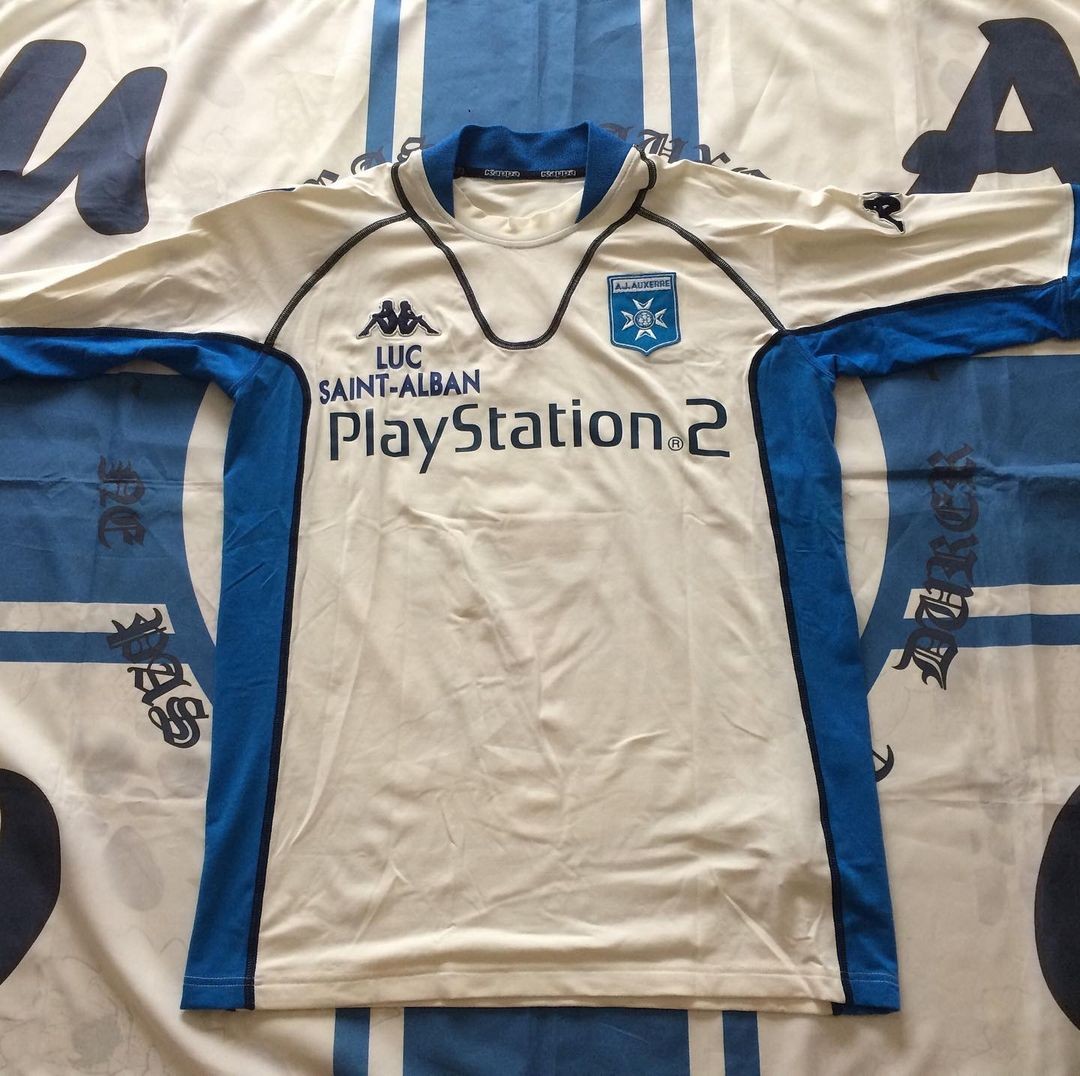 AJ Auxerre 2001-02 Home V2 Kit