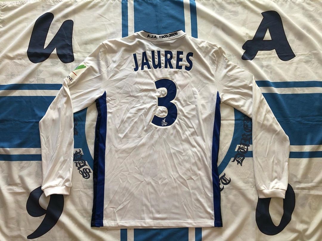 AJ Auxerre 2005-06 Home Kit