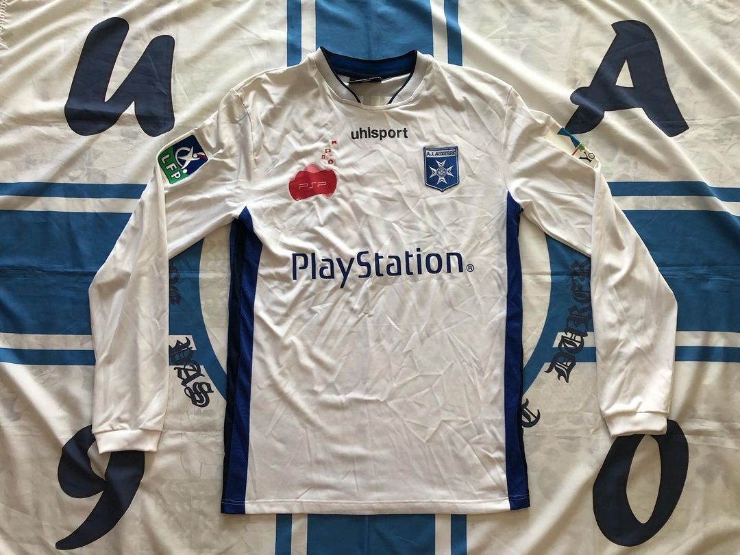 AJ Auxerre 2005-06 Home Kit