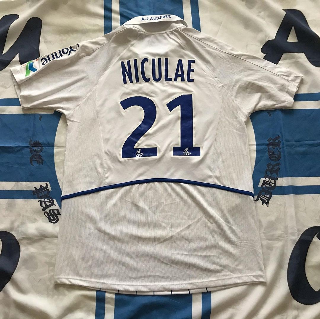 AJ Auxerre 2009-10 Home V2 Kit
