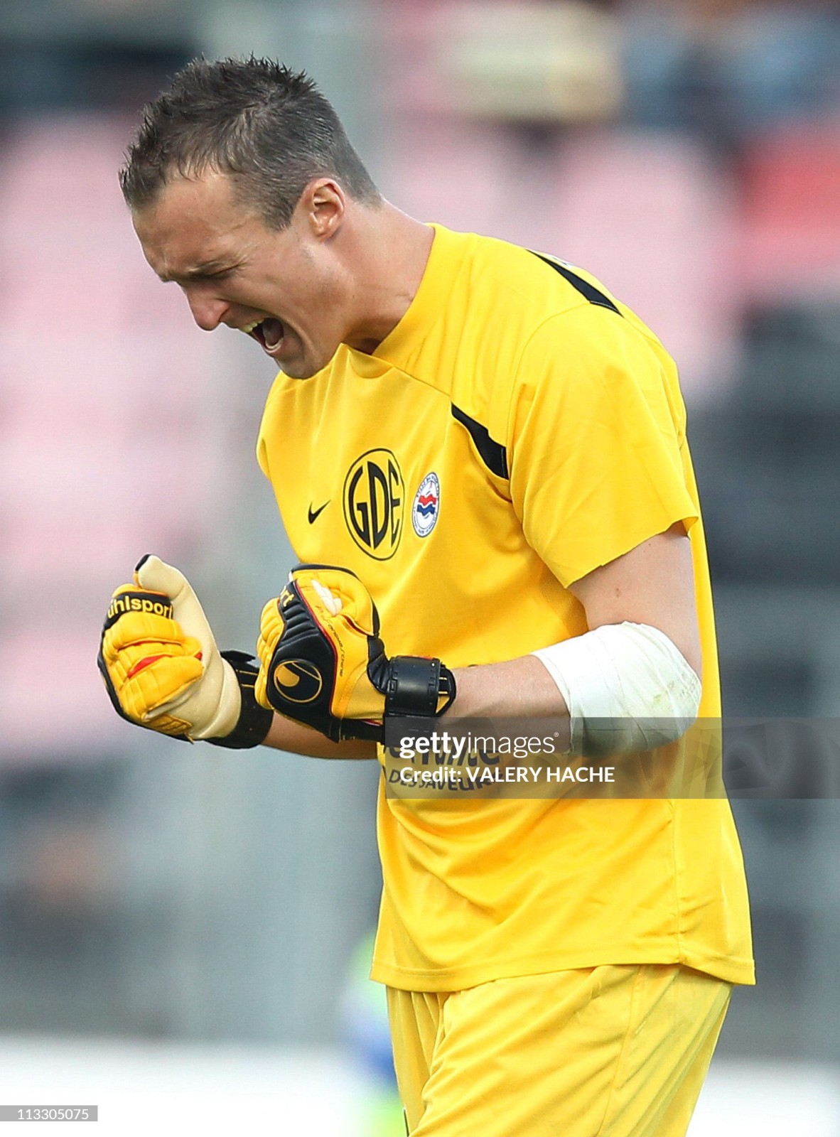 SM Caen 2010-11 GK 2 Kit