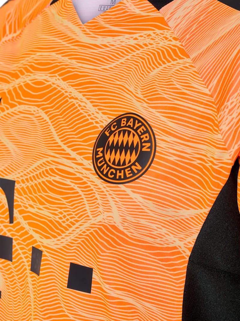 Bayern München 2021-22 GK Home Kit