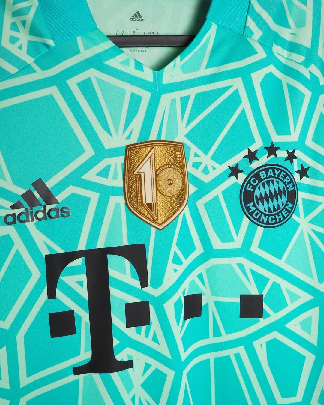 Bayern München 2021-22 GK Fourth Kit