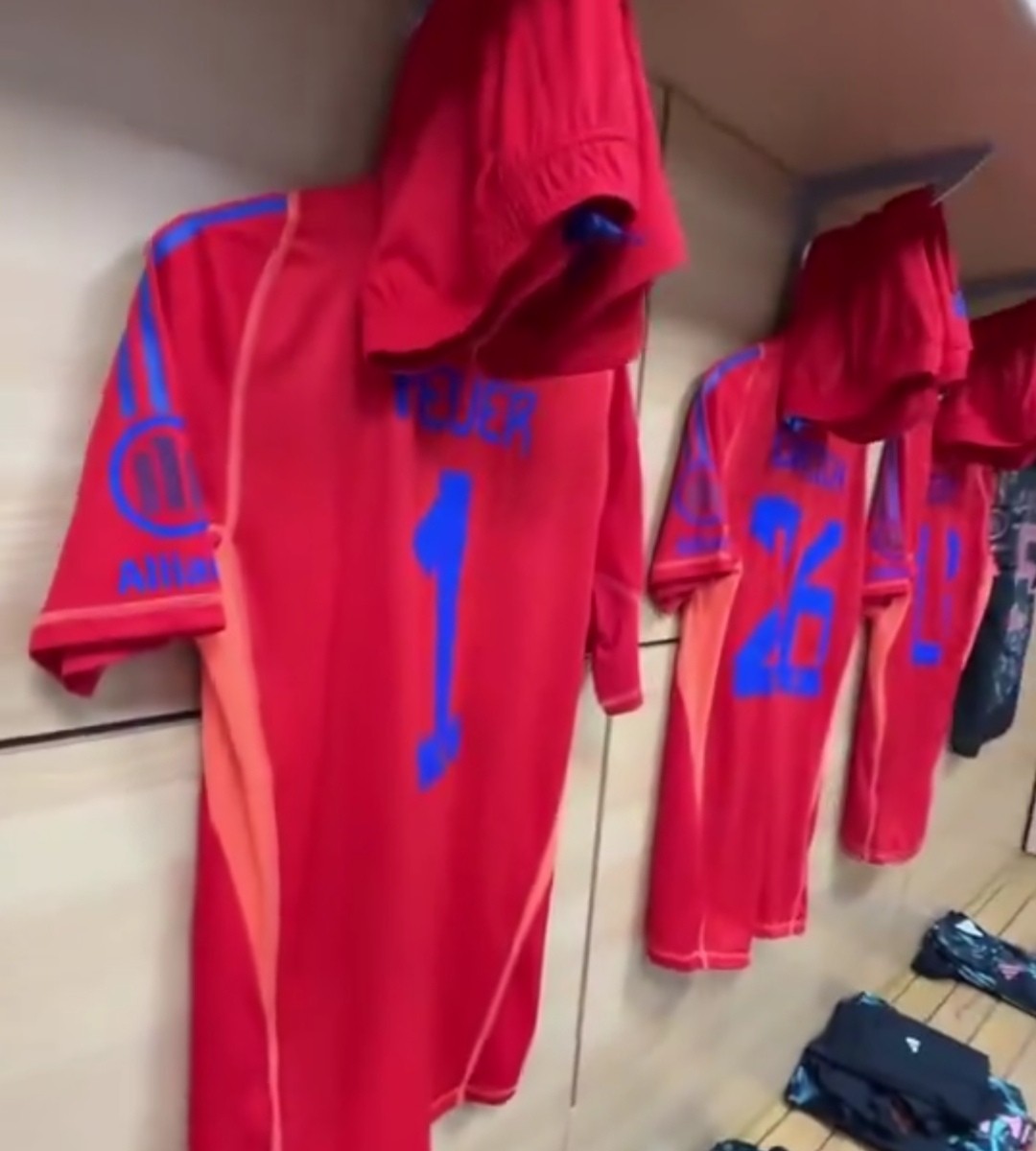 Bayern München 2024-25 GK 6 Kit